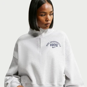 Damska bluza o skróconym kroju oversize z zamkiem 1 / 4 Nike Studio Fleece Medium Weight - Brązowy