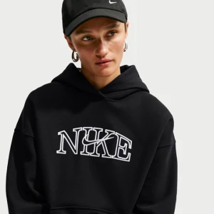 Damska bluza z kapturem o kroju oversize z logo Nike Studio Fleece Medium Weight „Graphic Pack” - Czerń