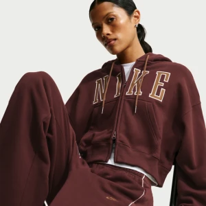 Damska bluza z kapturem o skróconym kroju oversize z zamkiem na całej długości Nike Studio Fleece Medium Weight - Fiolet