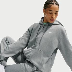 Damska bluza z kapturem z zamkiem na całej długości Therma-FIT Nike Studio Fleece Sport - Szary