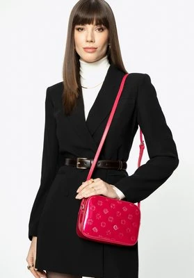 Damska crossbody ze skóry lakierowanej różowa Wittchen