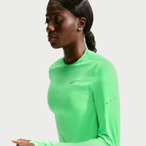 Damska koszulka do biegania chroniąca przed promieniowaniem UV z długim rękawem i półokrągłym dekoltem Dri-FIT Nike Swift - Zieleń