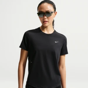 Damska koszulka z krótkim rękawem do biegania Dri-FIT Nike Swift - Czerń