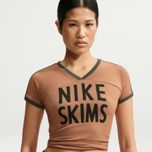 Damska koszulka z krótkim rękawem i dekoltem w kształcie litery V NikeSKIMS Stretch Knit - Brązowy