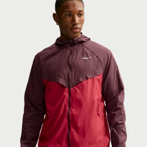 Damska kurtka do biegania z ochroną przed promieniowaniem UV Repel Nike Stride - Fiolet
