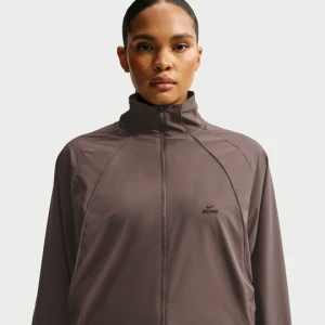 Damska kurtka o kroju oversize NikeSKIMS Stretch Nylon - Brązowy