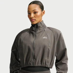 Damska kurtka o skróconym kroju NikeSKIMS Crunchy Nylon - Szary