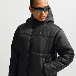 Damska kurtka z kapturem o luźnym kroju Therma-FIT Nike Classic Puffer - Czerń