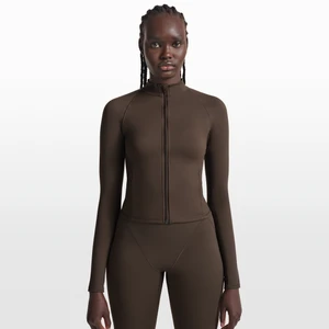 Damska kurtka z półgolfem i zamkiem na całej długości NikeSKIMS Matte - Brązowy