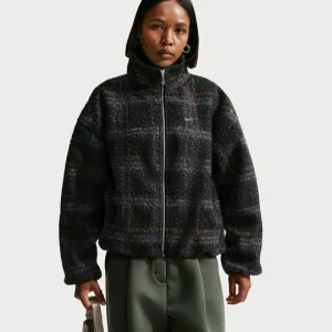 Damska kurtka z puchatej dzianiny w kratę o kroju oversize Nike - Czerń