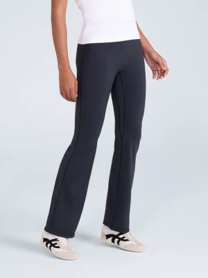 Damska legginsy z rozszerzanymi nogawkami - Black Animal