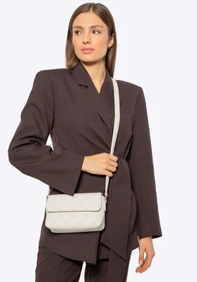 Damska listonoszka z ekoskóry z tłoczoną sygnaturą mała kremowa Wittchen