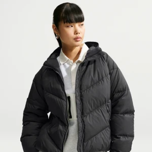 Damska luźna kurtka puchowa z kapturem Storm-FIT Nike Windpuffer - Czerń