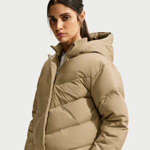 Damska luźna kurtka puchowa z kapturem Storm-FIT z serii Nike Swoosh - Brązowy