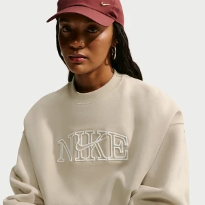 Damska oversizowa bluza dresowa o skróconym kroju z półokrągłym dekoltem Nike Studio Fleece Medium Weight - Brązowy