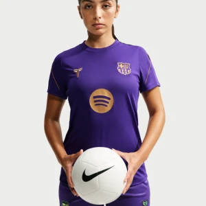 Damska piłkarska koszulka z krótkim rękawem Kobe Dri-FIT FC Barcelona Strike (wersja wyjazdowa) - Fiolet Nike