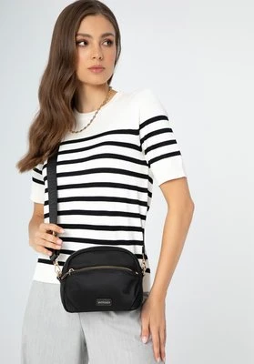 Damska torebka crossbody z nylonu czarna Wittchen