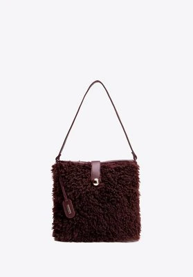Damska torebka worek ze sztucznego futerka bordowa Wittchen