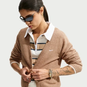 Damski dopasowany kardigan Nike Chill Knit - Brązowy