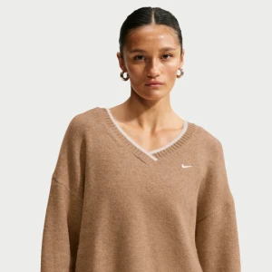 Damski luźny sweter z dekoltem w kształcie litery V Nike Chill Knit - Brązowy
