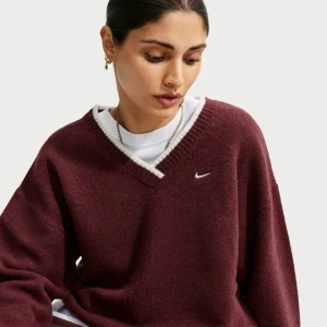 Damski luźny sweter z dekoltem w kształcie litery V Nike Chill Knit - Fiolet