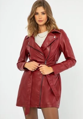 Damski płaszcz z ekoskóry dwurzędowy z paskiem czerwony Wittchen