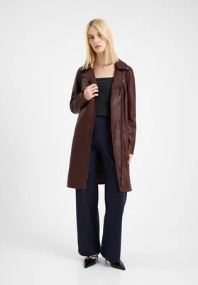 Damski płaszcz ze skóry z paskiem bordowy Wittchen