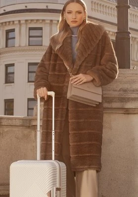 Damski płaszcz ze sztucznego futra z kołnierzem ciemny beż Wittchen