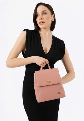 Damski plecak skórzany z prostokątną klapą różowy Wittchen