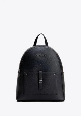 Damski plecak z imitacji skóry z kieszenią na przodzie czarno - grafitowy Wittchen