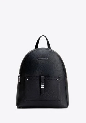 Damski plecak z imitacji skóry z kieszenią na przodzie czarno - srebrny Wittchen
