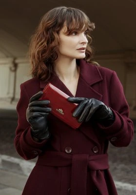 Damski portfel ze skóry lakierowanej podłużny czerwony Wittchen