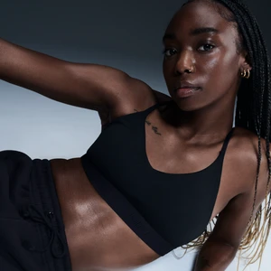 Damski regulowany stanik sportowy z wkładkami Nike Indy Light Support - Czerń