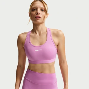 Damski stanik sportowy z wkładkami i średnim wsparciem Nike Swoosh - Fiolet