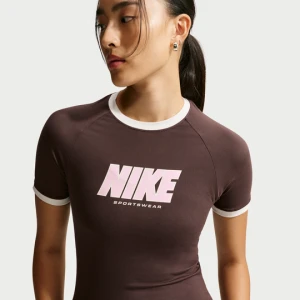 Damski T-shirt o dopasowanym kroju Nike - Brązowy