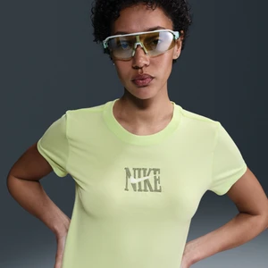 Damski T-shirt o dopasowanym kroju z krótkim rękawem i nadrukiem Nike Sportswear - Zieleń