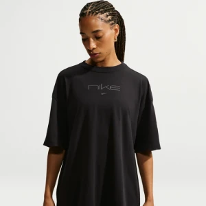 Damski T-shirt o kroju oversize Dri-FIT Nike - Czerń