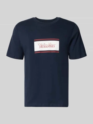 damski t-shirt o kroju regular fit z nadruk z logo model 'Buster' Jack&Jones Ciemnoniebieski