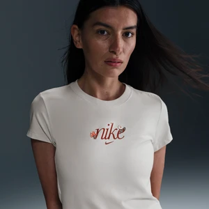 Damski T-shirt z grafiką o dopasowanym kroju Nike Sportswear Chill Knit - Brązowy