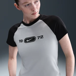 Damski T-shirt z grafiką o dopasowanym kroju Nike Sportswear Chill Knit - Szary