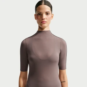 Damski T-shirt z krótkim rękawem NikeSKIMS Weightless - Brązowy