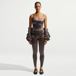 Damskie body na cienkich ramiączkach NikeSKIMS Satin Shine - Brązowy