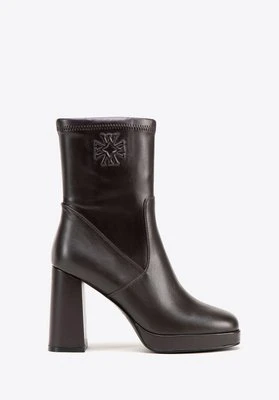 Damskie botki na wysokim słupku z monogramem brązowe Wittchen