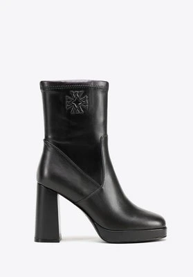 Damskie botki na wysokim słupku z monogramem czarne Wittchen