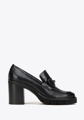 Damskie czółenka z dekoracyjnym łańcuszkiem czarne Wittchen