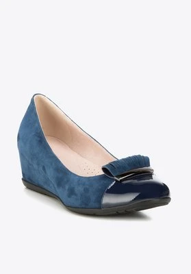 Damskie czółenka zamszowe z ozdobnie spiętymi frędzlami Wittchen