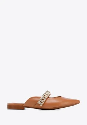 Damskie klapki skórzane z błyszczącym paskiem brązowe Wittchen