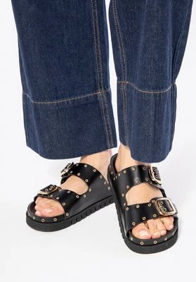 Damskie klapki ze skóry z metalowymi detalami czarno - złote Wittchen