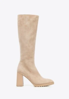 Damskie kozaki z imitacji zamszu na słupku beżowe Wittchen