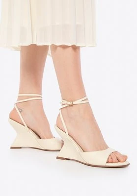 Damskie sandały na koturnie z ekoskóry kremowe Wittchen